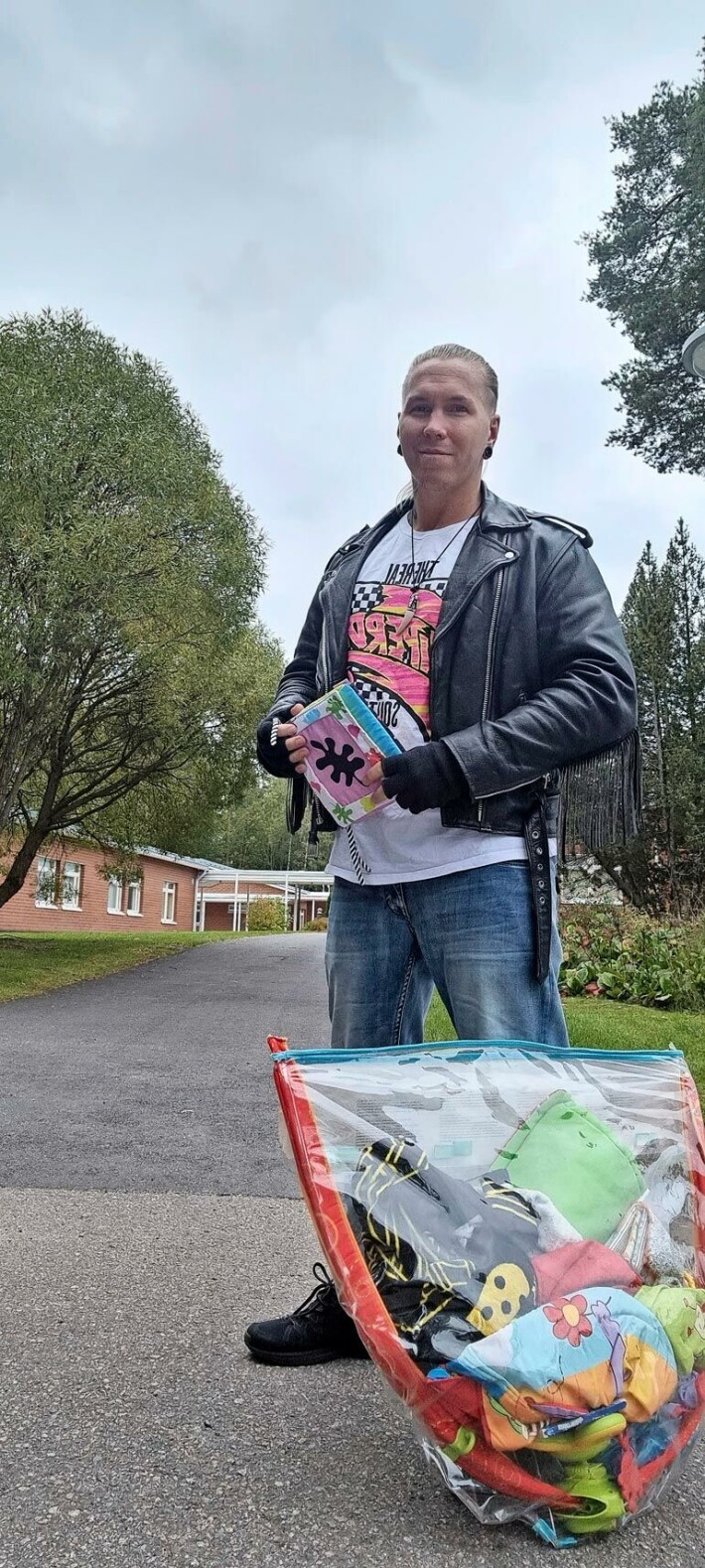 Johnny lahjoitti neljä kassillista tyttärelleen hankittuja pikkuvauvan vaatteita, babysitterin ja vaippoja hyväntekeväisyysjärjestö Hope ry:lle. Johnny lahjoitti neljä kassillista tyttärelleen hankittuja pikkuvauvan vaatteita, babysitterin ja vaippoja hyväntekeväisyysjärjestö Hope ry:lle.