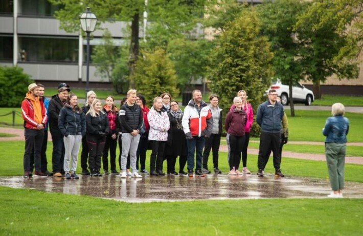 Puolisoehdokkaat ja maajussit kuuntelivat korva tarkkana Vappu Pimiän ohjeistusta. Puolisoehdokkaat ja maajussit kuuntelivat korvatarkkana Vappu Pimiän ohjeistusta.