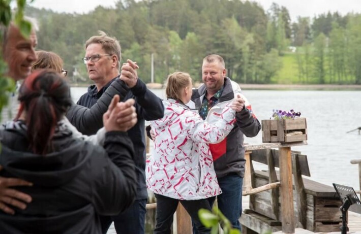 Matti nappasi Sirpan tanssin pyörteisiin. Matti nappasi Sirpan tanssin pyörteisiin.