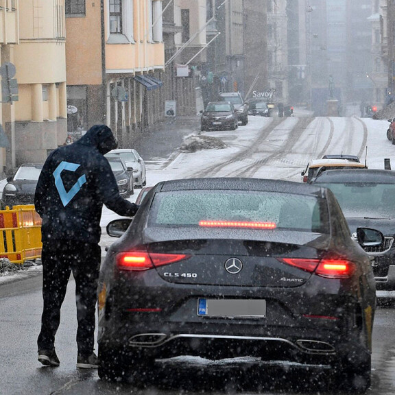 Martina Aitolehden Mercedes Benz 450 CLS maksaa ilman lisävarusteitakin Suomessa yli 100 000 euroa,;joten mistä tahansa kumitassusta ei ole kyse. hannu