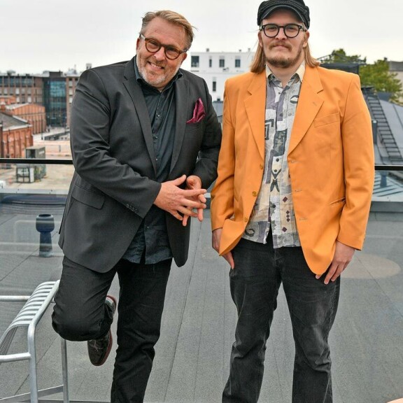 – Eeli on hyvä lauluntekijä, ja se on tae, että elämä alalla jatkuu. Olen tosi iloinen hänen puolestaan, Joel Hallikainen sanoo. – Eeli on hyvä lauluntekijä, ja se on tae, että elämä alalla jatkuu. Olen tosi iloinen hänen puolestaan, Joel Hallikainen sanoo.