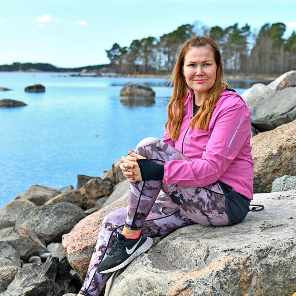 Seurapiirikaunotar kaipaa Sanna Kiiskeltä lainatavaroita takaisin: merkkilaukkuja ja -koruja kateissa 10 000 euron edestä Sanna Kiiski