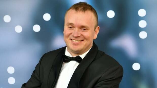 Suomi teki historiaa! Petri Poikolaisen tähdittämä elokuva voitti Venetsian elokuvajuhlien yleisöpalkinnon! Petri Poikolainen