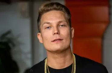 Cheek siirtyi lavoilta yleisön puolelle: fanitti Rähinän juhlakeikalla – kuva!