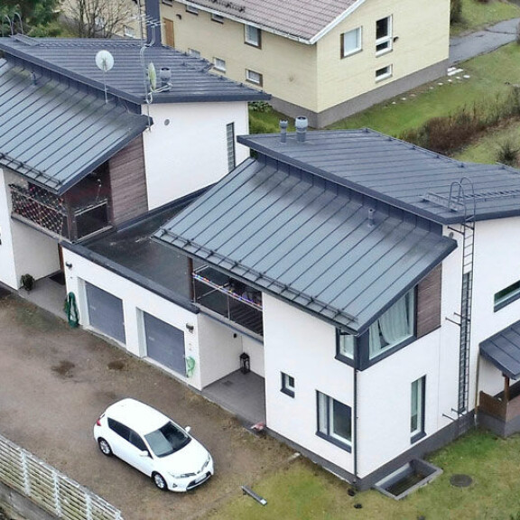 Miran uusi koti sijaitsee Itä-Helsingissä pientaloalueella. Paritalon puolikkaassa on 92 neliötä. Miran uusi koti sijaitsee Itä-Helsingissä pientaloalueella. Paritalon puolikkaassa on 92 neliötä.