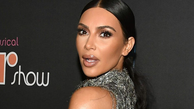 Nyt näkyy läpi! Kim Kardashian julkaisi niin seksikkään kuvan, että sillä pääsee Joulupukin supertuhmien listalle - katso! Kim Kardashian