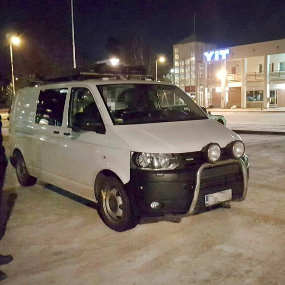 Uhrien isät pettyivät poliisin toimintaan, kun epäiltyä ei saatu kiinni kuudessa päivässä. He itse löysivät hänet kuudessa tunnissa. Uhrien isät pettyivät poliisin toimintaan, kun epäiltyä ei saatu kiinni kuudessa päivässä. He itse löysivät hänet kuudessa tunnissa.