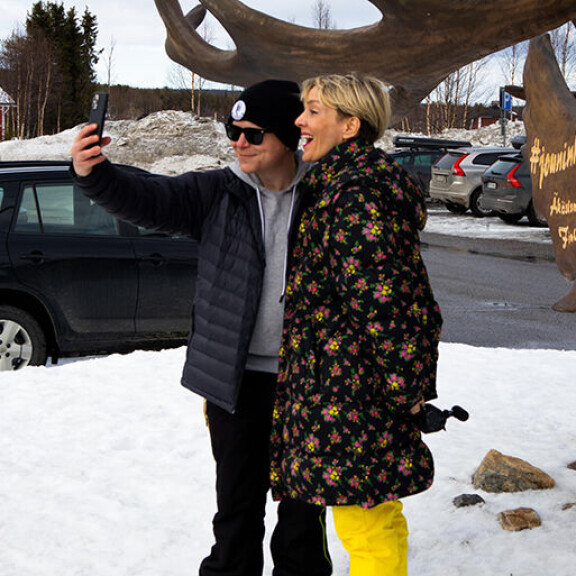 Vakavista keskustelunaiheista huolimatta jaksossa nähdään myös iloisia hetkiä. Maria Veitola ja Sampo Kaulanen