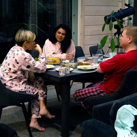 Sampo ja Minttu kertovat Yökylässä Maria Veitola -sarjan uusimassa jaksossa varsin avoimesti vaikeistakin asioista. Kaulaset