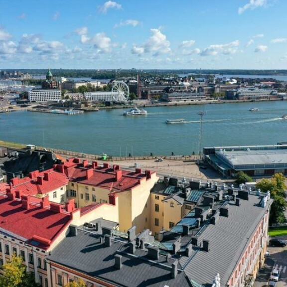 Uudelta asunnolta aukeaa upeat merinäköalat Helsingin vanhaan satamaan. Uudelta asunnolta aukeaa upeat merinäköalat Helsingin vanhaan satamaan.