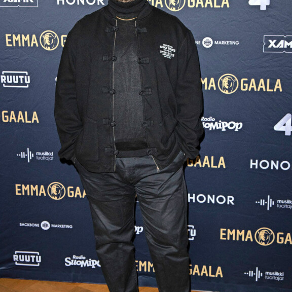 Emma-ehdokkuuksistaan huolimatta Pyhimys on vaatimaton mies, joka viihtyy verryttelyhousuissa. – Olisin tullut tännekin verkkareissa, jos siihen olisi annettu lupa, hän hymähtää Helsingin kaupungintalossa. Emma-ehdokkuuksistaan huolimatta Pyhimys on vaatimaton mies, joka viihtyy verryttelyhousuissa. – Olisin tullut tännekin verkkareissa, jos siihen olisi annettu lupa, hän hymähtää Helsingin kaupungintalossa.