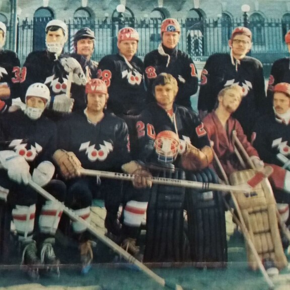 Zoomin harvinainen joukkuekuva Presidentinlinnan edustalta vuodelta 1970. Alarivissä vasemmalta oikealle Markku Kuusla, Matti ”Pikkis” Kuusla, Jukka Virtanen, Vesa-Matti Loiri, Ere Kokkonen ja Seppo Kangas. Ylärivissä punaisessa pusakassa Zoomin silloinen toiminnanjohtaja Eero Lilja, Risto Salo, Martti Miettinen, Erkki Liikanen, Kari Lehtonen, Stefan Söderholm, Arto Tuominen ja Arvi Lind. Zoomin kuuluisa joukkuekuva Presidentinlinnan edustalta vuodelta 1970. Alarivissä vasemmalta oikealle Markku Kuusla, Matti ”Pikkis” Kuusla, Jukka Virtanen, Vesa-Matti Loiri, Ere Kokkonen ja Seppo Kangas. Ylärivissä punaisessa pusakassa Zoomin silloinen toiminnanjohtaja Eero Lilja, Risto Salo, Martti Miettinen, Erkki Liikanen, Kari Lehtonen, Stefan Söderholm, Arto Tuominen ja Arvi Lind.