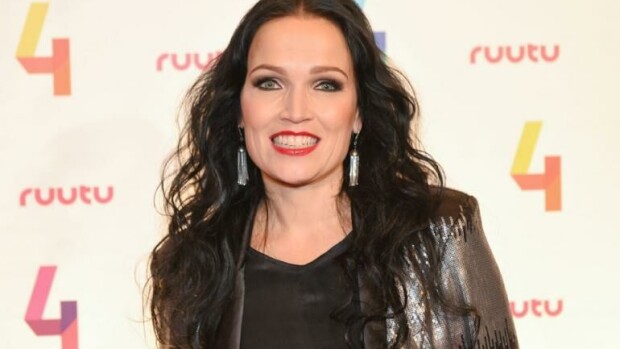 Voiko söpömpää olla? Tarja Turusen Naomi-tytär lauloi yhdessä äitinsä kanssa joulukonsertissa Moskovassa - katso! Tarja Turunen