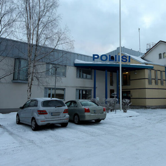 Kuvassa Haukiputaan poliisiasema, missä on joidenkin tutkintavankeudessa olevien epäiltyjen sijoituspaikka. Haukiputaan poliisiasema