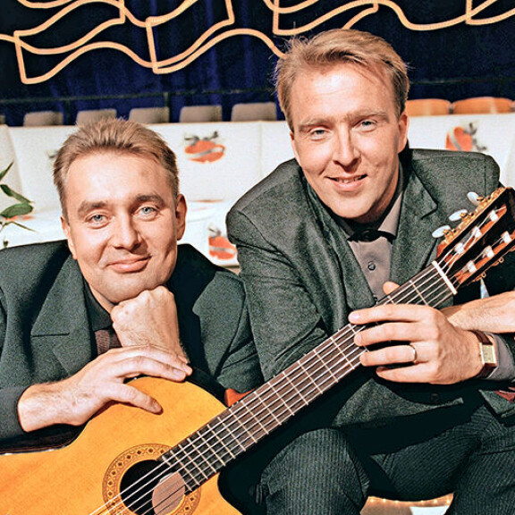 Timo Koivusalo ja Joel juonsivat vuosia Tuttu Juttu Show’ta. Timo palasi ohjelman juontajaksi vuonna 2019 juontoparinaan Susanna Laine. tuttujuttu