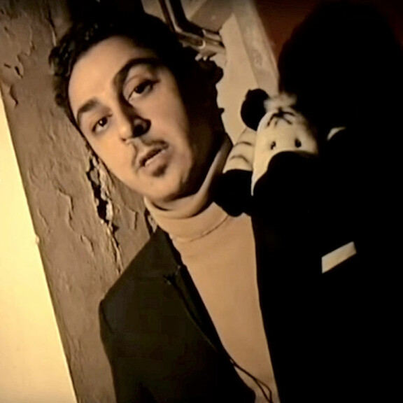 Menestyvä räätäli vaihtoi neulan tv-töihin Dresscodeohjelman juontajana vuonna 2001. Menestyvä räätäli vaihtoi neulan tv-töihin Dresscodeohjelman juontajana vuonna 2001.