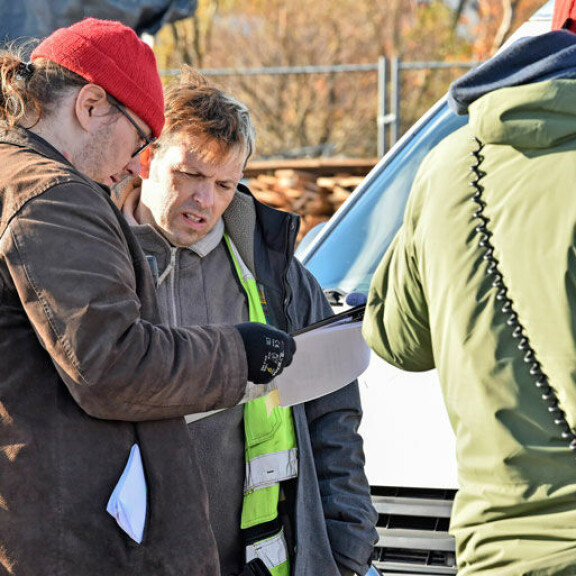Timo Lavikainen katsastaa vielä kerran tulevan kohtauksen repliikit. Timo Lavikainen katsastaa vielä kerran tulevan kohtauksen repliikit.
