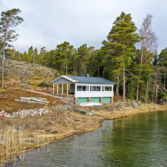 Samun rantasauna oli vielä keväällä varsin rujo ilmestys. Eristevillat törröttivät ja katteesta puuttui siivu. samu