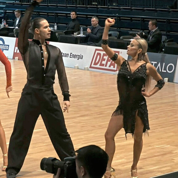 Tiia ja hänen tanssiparinsa Alexey ovat pitäneet yhtä jo useita vuosia. Tiia ja hänen tanssiparinsa Alexey ovat pitäneet yhtä jo useita vuosia.