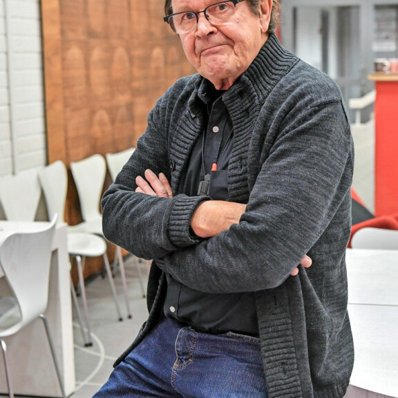 Heikki Kinnunen povaa Mielensäpahoittajalle pitkää tulevaisuutta, vaikka ei itse enää mukana olisikaan. – Aiheethan eivät lopu, jos kirjailija pitää vain mielen avoimena, hän sanoo. Heikki Kinnunen povaa Mielensäpahoittajalle pitkää tulevaisuutta, vaikka ei itse enää mukana olisikaan. – Aiheethan eivät lopu, jos kirjailija pitää vain mielen avoimena, hän sanoo.