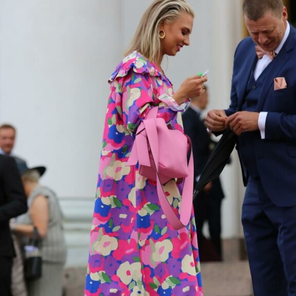 Veronica Verho häikäisi sateisesta säästä huolimatta. Hän oli valinnut ylleen näyttävän kukkamekon ja sen seuraksi kirkkaan pinkin käsilaukun. Tietä Veronicalle näytti juontajakollega Jaakko Saariluoma. Veronica Verho häikäisi sateisesta säästä huolimatta. Hän oli valinnut ylleen näyttävän kukkamekon ja sen seuraksi kirkkaan pinkin käsilaukun.