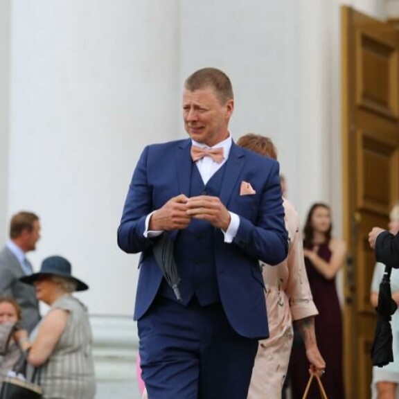 Jaakko Saariluoma oli varautunut myrskyyn mustalla sateenvarjolla. Jaakko Saariluoma oli varauttunut myrskyyn mustalla sateenvarjolla.