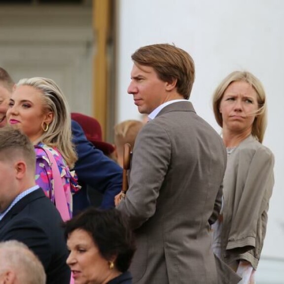 Toimittaja Sonja Kailassaari kurkki puolisonsa Aku Hirviniemen takaa tuiman oloisena. Toimittaja Sonja Kailassaari kurkki puolisonsa Aku Hirviniemen takaa tuiman oloisena.