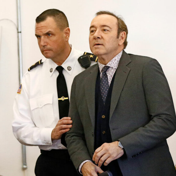 Näyttelijä Kevin Spacey lähenteli teinipoikaa - vastasi oikeudessa ahdistelusyytteisiin: 'Se oli vain flirttiä'! Kevin Spacey