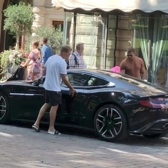 Kaksosveljet Jare ja Jere Tiihonen bongattiin äskettäin Helsingin keskustasta ajelemassa uudella Aston Martinilla. Kaksosveljet Jare ja Jere Tiihonen bongattiin äskettäin Helsingin keskustasta ajelemassa uudella Aston Martinilla.