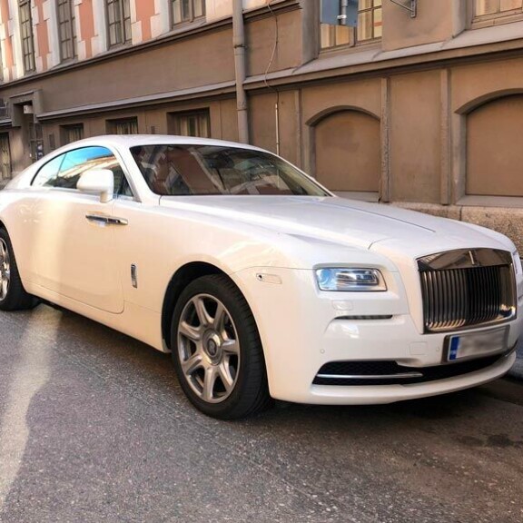 Jaren on myös nähty hoitavan päivittäisaskareitaan yli puolen miljoonan Rolls-Royce Wraith Coupella. Jaren on myös nähty hoitavan päivittäisaskareitaan yli puolen miljoonan Rolls-Royce Wraith Coupella.