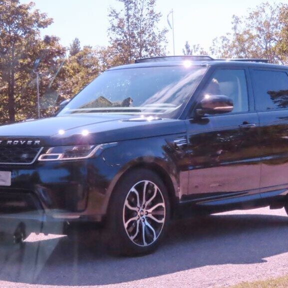 Sporttinen, uljas ja turvallinen Range Rover on ollut jo vuosia monen Suomi-julkkiksen luottopeli. Jare hankki omansa pari vuotta sitten. Sporttinen, uljas ja turvallinen Range Rover on ollut jo vuosia monen Suomi-julkkiksen luottopeli. Jare hankki omansa pari vuotta sitten.