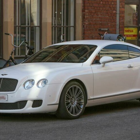 Räppäri kolaroi vuonna 2012 yli 200 000 euron arvoisen Bentley Continental -luksuskaaran sillankaiteeseen Helsingissä. Hän sai suorituksesta sakkotuomion. Räppäri kolaroi vuonna 2012 yli 200 000 euron arvoisen Bentley Continental -luksuskaaran sillankaiteeseen Helsingissä. Hän sai suorituksesta sakkotuomion.