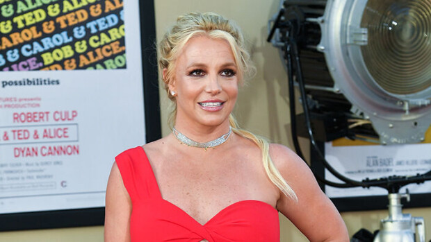 Pyhät hyssykät! Britney Spears poseeraa estoitta rinnat paljaana - kuvat! Britney Spears