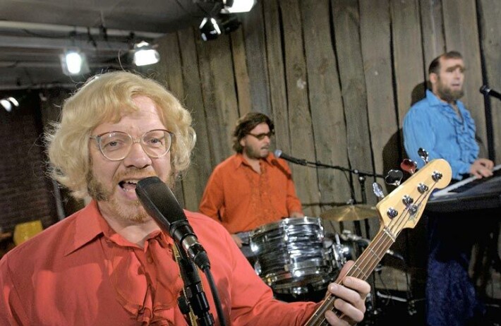 Kari ja karvattomat -orkesteri (Heikki Silvennoinen, Heikki Hela ja Timo Kahilainen) on Kummelin musiikillista antia. Kari ja karvattomat -orkesteri (Heikki Silvennoinen, Heikki Hela ja Timo Kahilainen) on Kummelin musiikillista antia.