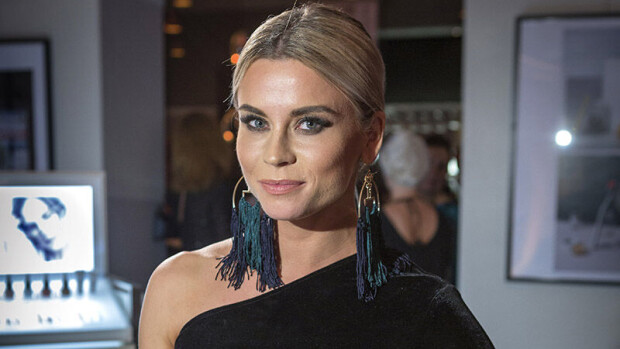 Salatut elämät -kaunotar Tiia Elgillä ja vauvan isällä kielimuuri – aikoo opetella venäjän alkeet:  ”Muuten noilla kahdella on salakieli!” tiia elg