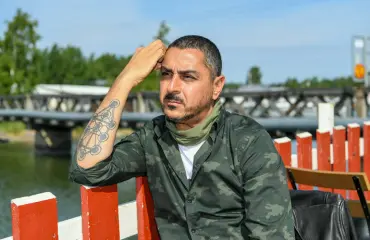 Arman Alizad muistaa lapsuutensa pelon: Kotikadulla makasi verisiä miehiä – ”Rajua aikaa pikkupojalle”