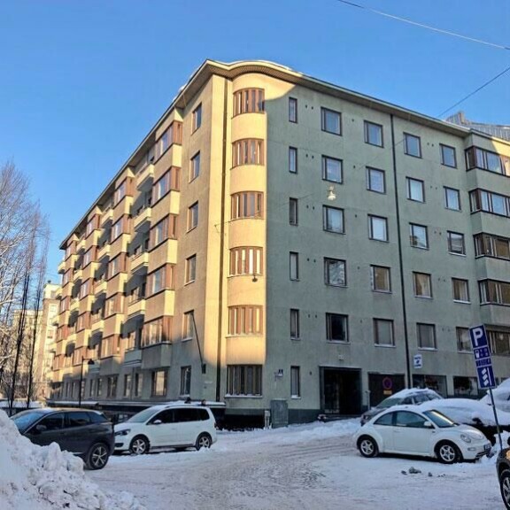 Mira ja uusi mies asuvat valtavassa asunnossa Helsingin Töölössä. Mira ja uusi mies asuvat valtavassa asunnossa Helsingin Töölössä.