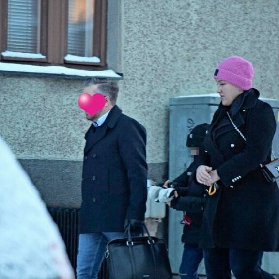 Paparazzi bongasi Miran ja uuden rakkaan viime viikolla. Rakastavaiset lähtivät yhdessä töihin. Paparazzi bongasi Miran ja uuden rakkaan viime viikolla. Rakastavaiset lähtivät yhdessä töihin.