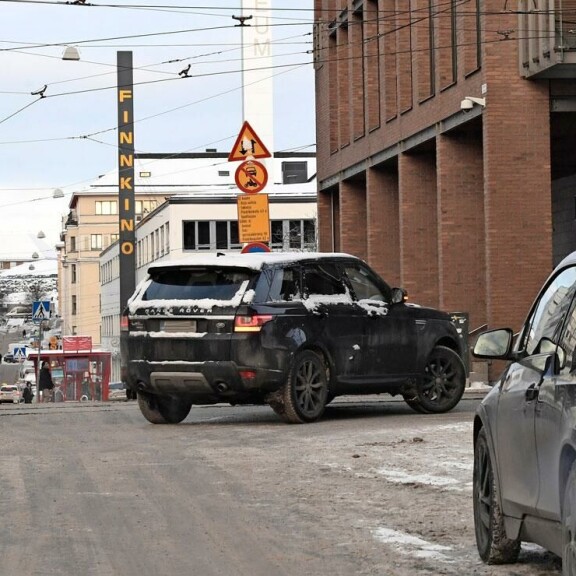 Mira ajoi kadulle, jolle saisivat risteyksestä kääntyä vain taksit ja tontilleajajat. Mira ajoi kadulle, jolle saisivat risteyksestä kääntyä vain taksit ja tontilleajajat.