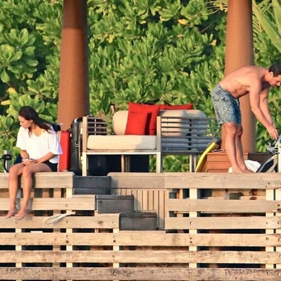 Lihaksikkaassa kunnossa oleva suosikkinäyttelijä riisui laiturilla paitansa. Lihaksikkaassa kunnossa oleva suosikkinäyttelijä riisui laiturilla paitansa.