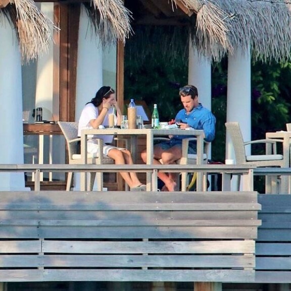 Pari ruokaili kauniilla terassilla uskomattomien näköalojen äärellä. Pari ruokaili kauniilla terassilla uskomattomien näköalojen äärellä.