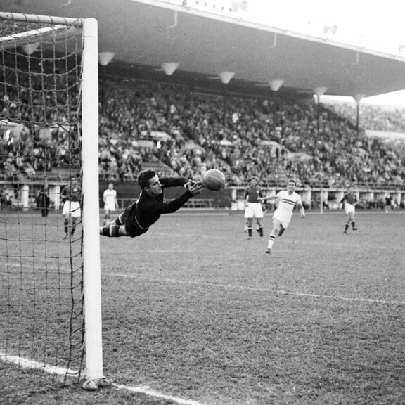 Tästä torjunnasta se lähti. Vesku halusi jalkapallomaalivahdiksi sillä sekunnilla, kun näki Jugoslavian Vladimir Bearan nappaavan rangaistuspotkun Helsingin Olympiastadionilla 1952. Tästä torjunnasta se lähti. Vesku halusi jalkapallomaalivahdiksi sillä sekunnilla, kun näki Jugoslavian Vladimir Bearan nappaavan rangaistuspotkun Helsingin Olympiastadionilla 1952.