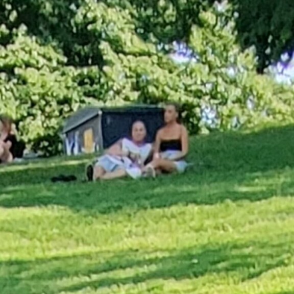 Mattu ja Johnny viettivät aikaa puistossa kahdestaan. Mattu ja Johnny viettivät aikaa puistossa kahdestaan.