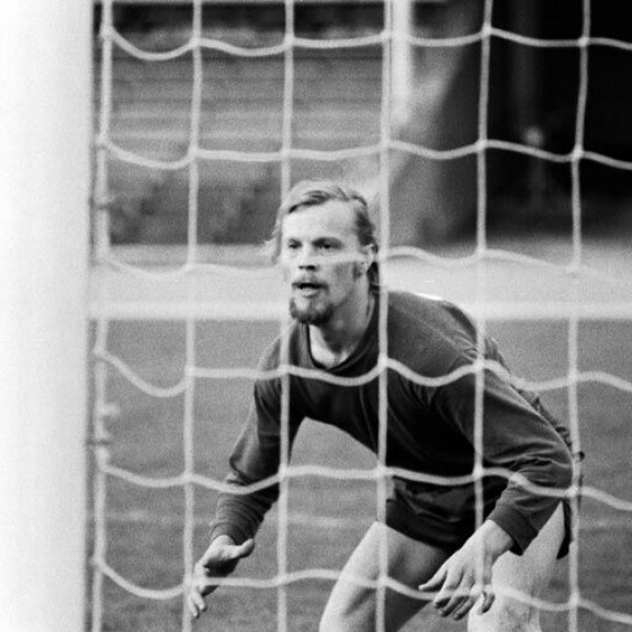 Lahjakkaalla Vesa-Matilla olisi ollut eväitä myös jalkapallon saralla. Hän pelasi vain yhden kauden SM-tasolla, HJK:ssa 1972. Lahjakkaalla Vesa-Matilla olisi ollut eväitä myös jalkapallon saralla. Hän pelasi vain yhden kauden SM-tasolla, HJK:ssa 1972.