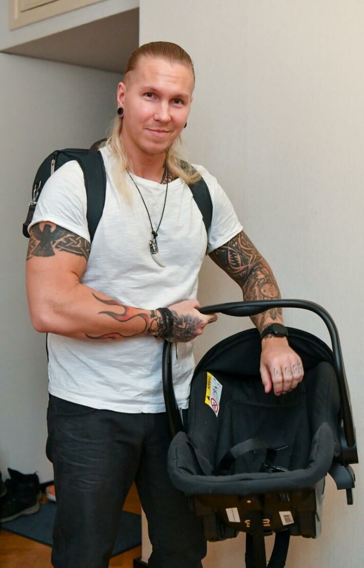 Johnny esitteli Seiskalle tyhjää kantokoppaansa maaliskuussa. Hän ei ollut vielä tuolloin tavannut marraskuussa syntynyttä tytärtään. Johnny esitteli Seiskalle tyhjää kantokoppaansa maaliskuussa. Hän ei ollut vielä tuolloin tavannut marraskuussa syntynyttä tytärtään.