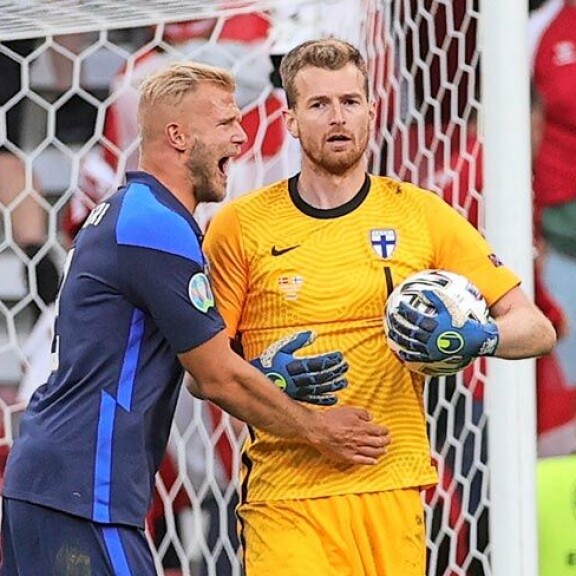 Huuhkajien maalivahti Lukas Hradecky ja toppari Paulus Arajuuri ovat erityisesti säväyttäneet otteillaan Veskua. – He ovat maailmanluokan pelaajia. Huuhkajien maalivahti Lukas Hradecky ja toppari Paulus Arajuuri ovat erityisesti säväyttäneet otteillaan Veskua. – He ovat maailmanluokan pelaajia.