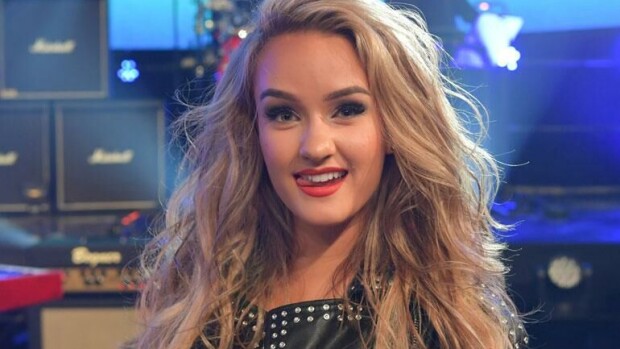 Oho, mikä kaula-aukko! Näin seksikkäältä Nelli Matula näyttää kolme tuntia tälläytyneenä - katso upea kuva! Nelli Matula