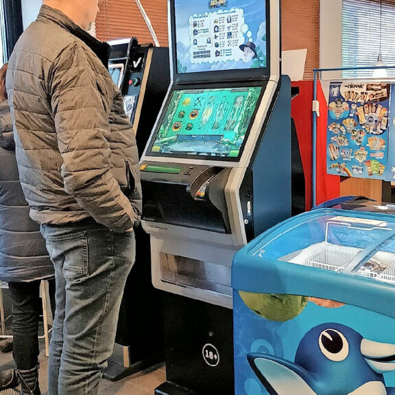 Huutokauppakeisarin apumies Markku rikastui huoltoasemalla – kuva! Markku Saukko pelaamassa huoltoasemalla.