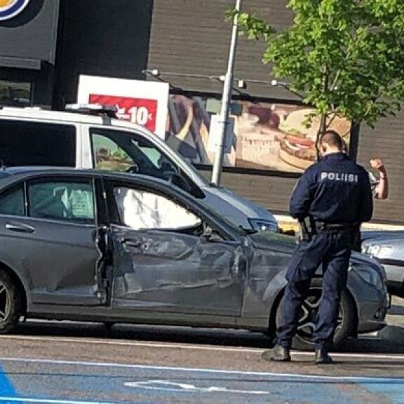 Seiskan silminnäkijän ottamassa kuvassa näkyy selvästi, kuinka vuoden 2007 Mercedes-Benz C 320 on mennyt ruttuun. Myös lauennut turvatyyny, valkoinen poliisiauto sekä Reetu (oikealla) näkyvät kuvassa. Seiskan silminnäkijän ottamassa kuvassa näkyy selvästi, kuinka vuoden 2007 Mercedes-Benz C 320 on mennyt ruttuun. Myös lauennut turvatyyny, valkoinen poliisiauto sekä Reetu (oikealla) näkyvät kuvassa.