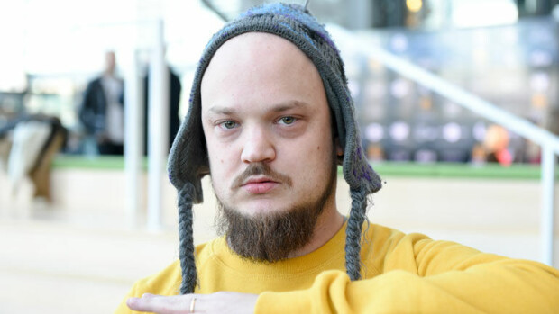 Räppäri Pyhimys muutti perheineen keskeneräiseen taloon: 500 000 euroa maksaneesta kodista karu ulkonäkymä – katso kuvat! Pyhimys rakennutti talon.